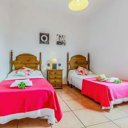 Sleeps 6 With Pool Air Con And Wifi