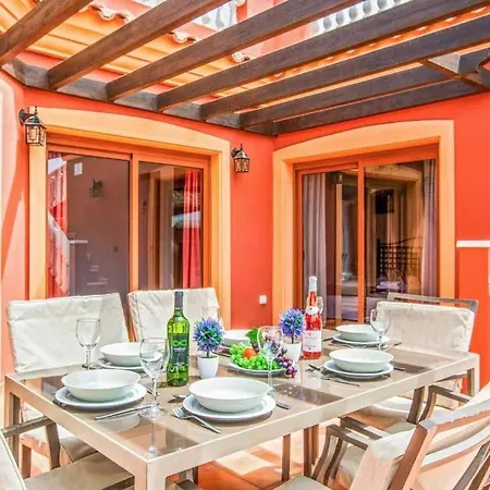 Sleeps 6 With Pool Air Con And Wifi *