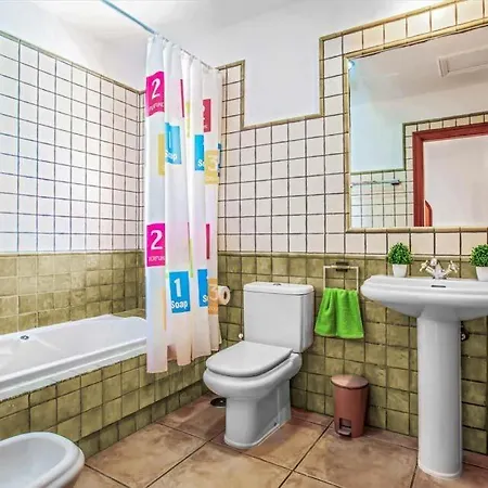 Sleeps 6 With Pool Air Con And Wifi *